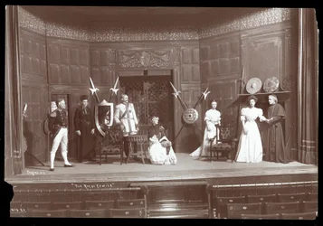 Eine Szene aus einer Amateuraufführung eines Stücks mit dem Titel Die königliche Familie